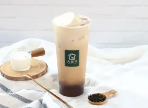▲大苑子許慶良鮮奶茶,今起天天指定品項只要50元爽喝5天,官方APP還有「第二杯半價」、「買一送一」兌換券。(圖/大苑子提供)