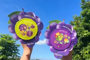 ▲日出茶太全新真葡萄手搖系列,特別加碼推出3款「葡萄情話」杯套配上撩人情話。(圖/六角國際提供)