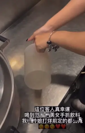 ▲不滿客人打烊前點餐!新竹店員徒手抓珍珠,不知情的客人恐怕已經喝下肚。(圖/翻攝畫面) ▲不滿客人打烊前點餐!新竹店員徒手抓珍珠,不知情的客人恐怕已經喝下肚。(圖/翻攝畫面)