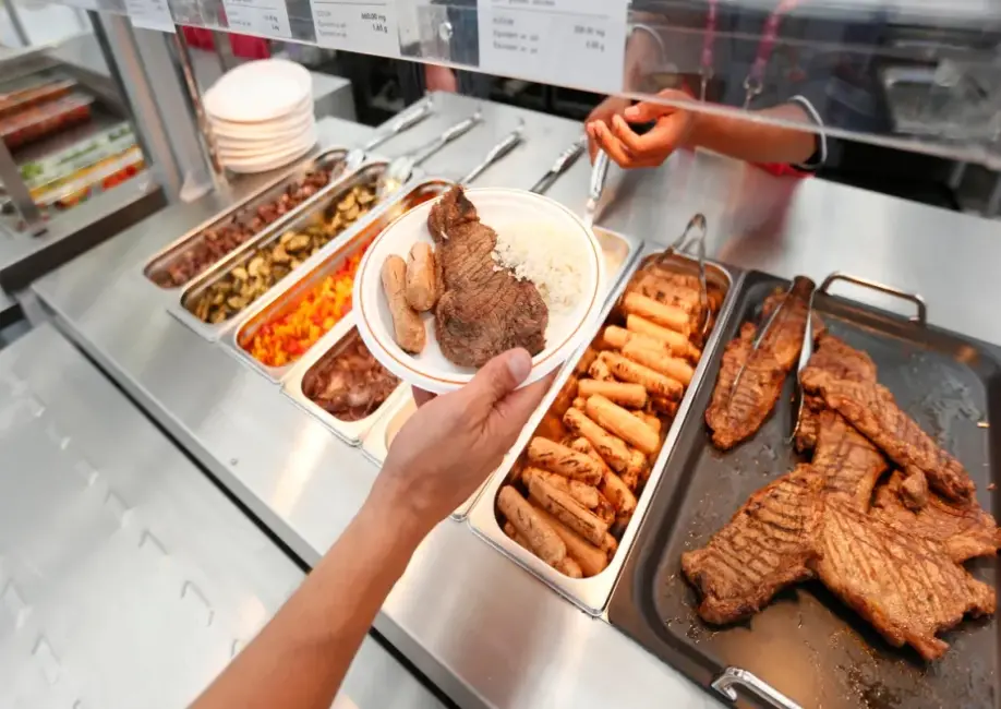 ▲奧運餐廳24小時不停歇，提供多元化的食物。(圖/資料照，擷取自網路)