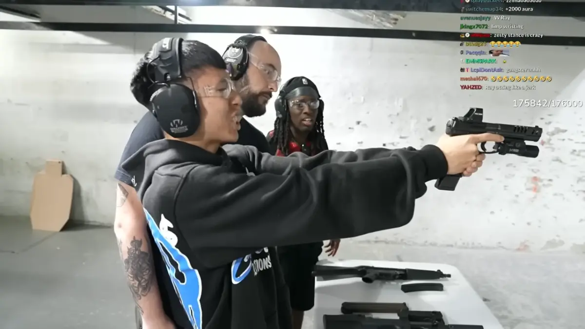 ▲Ray被全球最強實況主 Kai Cenat 帶去美國當地的合法靶場，學習如何使用精確使用槍枝，預先為之後在台灣入伍做準備。（圖／取自YT@Kai Cenat ）