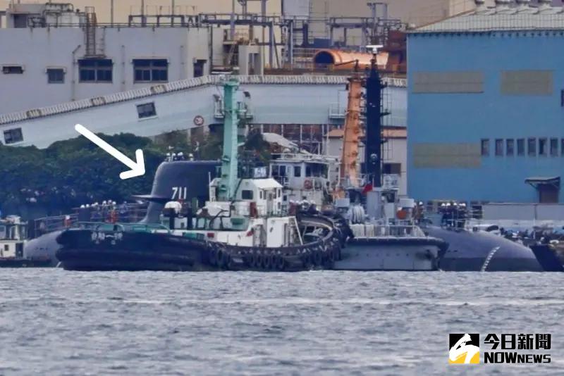 ▲國造潛艦海鯤（舷號711）原型艦出塢，持續實施泊港測試。（圖／記者莊全成攝，2024.07.15）