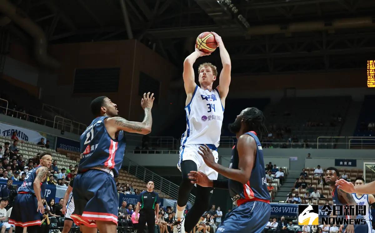 ▲中華藍大中鋒吉爾貝克打出披上國家隊戰袍後的代表作，他此役22分17籃板，還送出6記「火鍋」，幫助球隊以82：76贏球，拿下3連勝與菲律賓並列第一。（圖／記者葉政勳攝 , 2024.07.15）