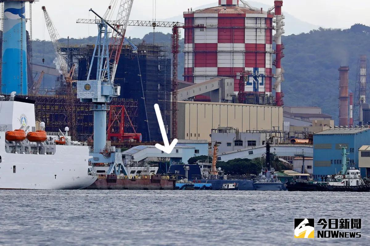 ▲舷號「711」的海鯤軍艦順利移出船塢。（圖／記者莊全成攝，2024.07.15）