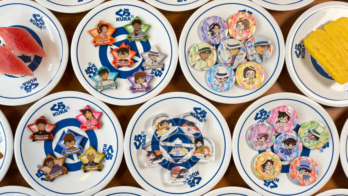 ▲暑假開戰！藏壽司聯名最新電影《名偵探柯南：100萬美元的五稜星》，7月19日史上最多30款扭蛋，開搶Q版壓克力飾品、磁貼2件套、基德徽章及資料夾；台灣壽司郎明起「鮭山島」回歸。（圖／藏壽司提供）