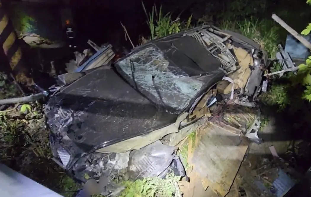 ▲花蓮40歲陳姓男子駕駛價值千萬元的賓利轎車，疑似超速過彎不慎，自撞橋墩後墜落圳溝當場身亡。（圖／翻攝記者爆料網）