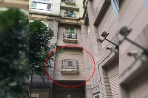▲台灣某大樓2樓出現「隱形窗戶」,只有陽台沒有窗。(圖/翻攝自路上觀察學院) ▲台灣某大樓2樓出現「隱形窗戶」,只有陽台沒有窗。(圖/翻攝自路上觀察學院)