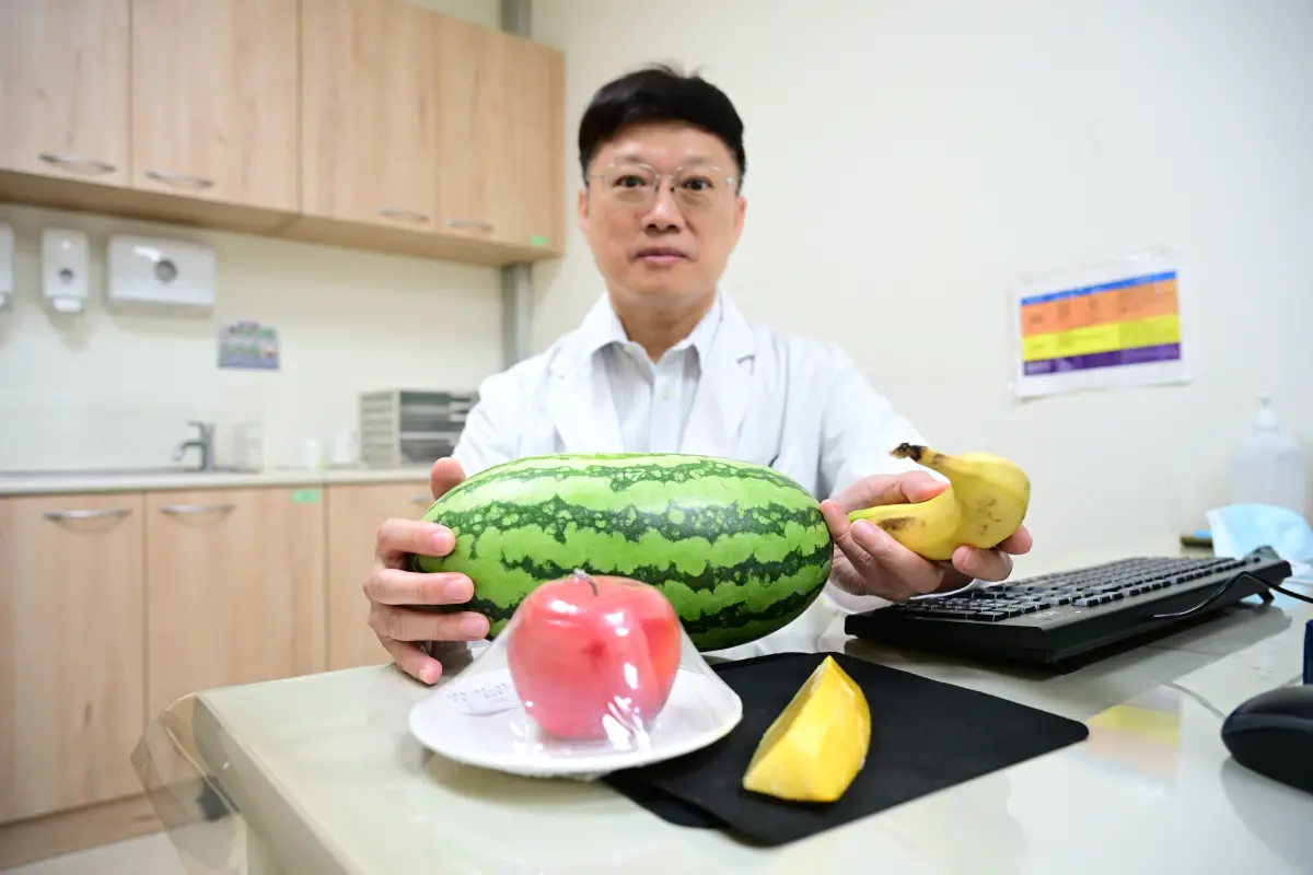 ▲夏天是水果盛產期，醫師提醒本身有糖尿病的患者務必謹記慎選、適量兩大原則享用水果(圖／醫院提供2024.7.16)