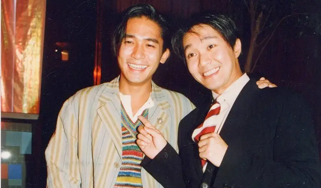 ▲梁朝偉（左）曾騎腳踏車撞到周星馳，意外變朋友，還一起參加TVB藝人培訓班考試，梁朝偉在悲劇演出中勝出，擅長喜劇的周星馳卻落榜。（圖／微博）
