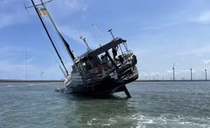 宜蘭學生「帆船環台」擱淺！嚴重傾斜超驚險　海巡火速救援
