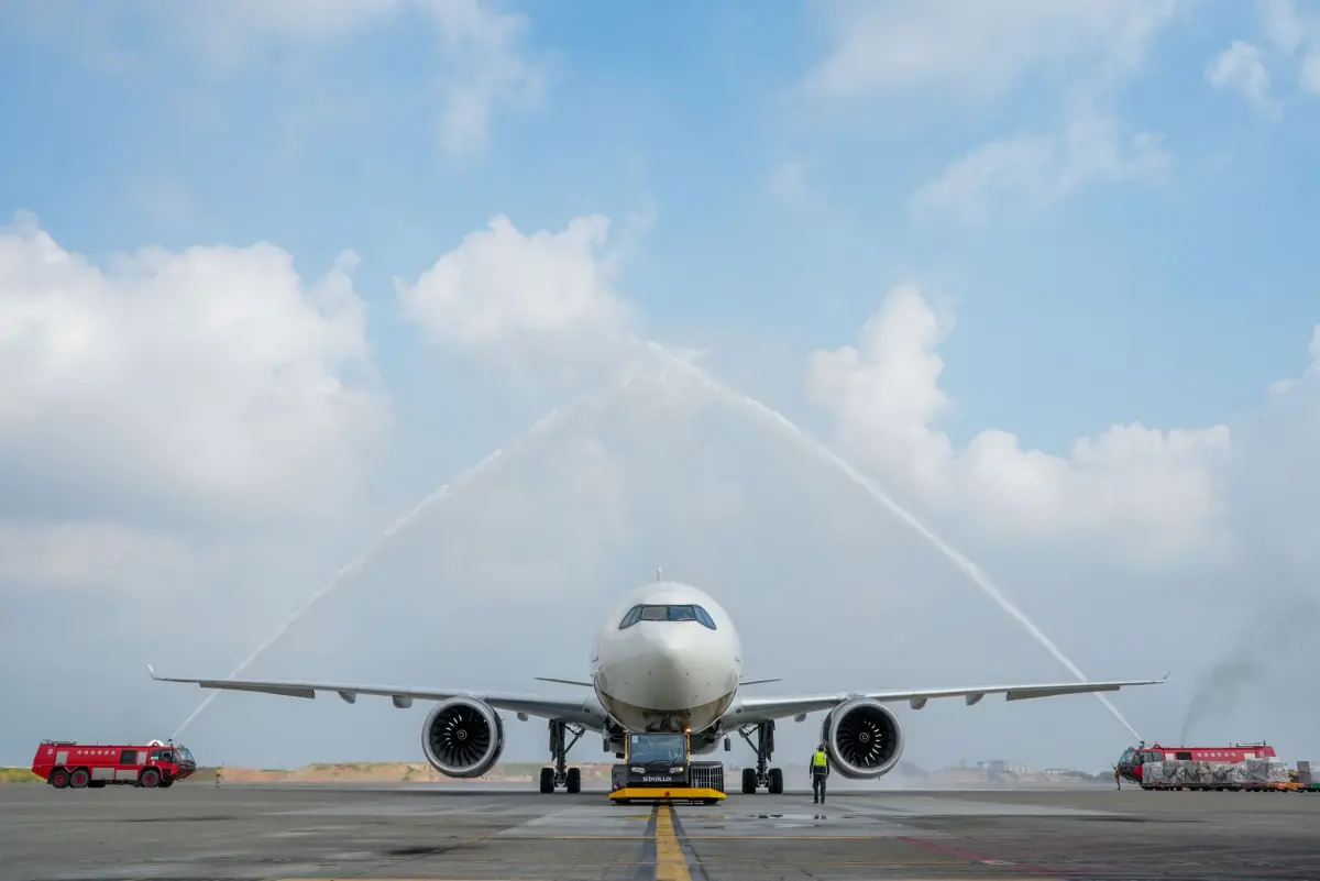 ▲台北-香港首航班機JX231在近三百位旅客的見證下完成灑水儀式。（圖／星宇航空提供）