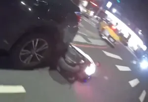 杜男撞倒員警機車。(圖/翻攝畫面) ▲杜男撞倒員警機車。(圖/翻攝畫面)