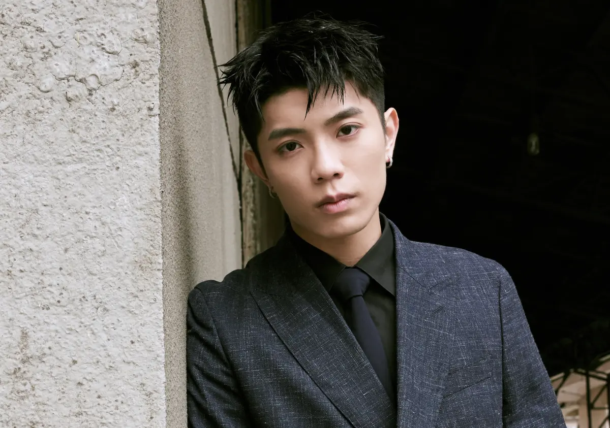 ▲《原子少年》陳峻廷曾經當過李銘順的助理，高中時曾試鏡王柏傑小時候，結果因為長太成熟被刷掉。（圖／踢帕娛樂）