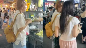 背著「卡皮巴拉」水豚包的瑟琪融入台灣的超台模樣引粉絲爆笑,據偶遇粉絲透露瑟琪與經紀人相處融洽,看不出有「職場霸凌」的痕跡。(圖/tingchu_1218 Threads) ▲背著「卡皮巴拉」水豚包的瑟琪融入台灣的超台模樣引粉絲爆笑,據偶遇粉絲透露瑟琪與經紀人相處融洽,看不出有「職場霸凌」的痕跡。(圖/tingchu_1218 Threads)
