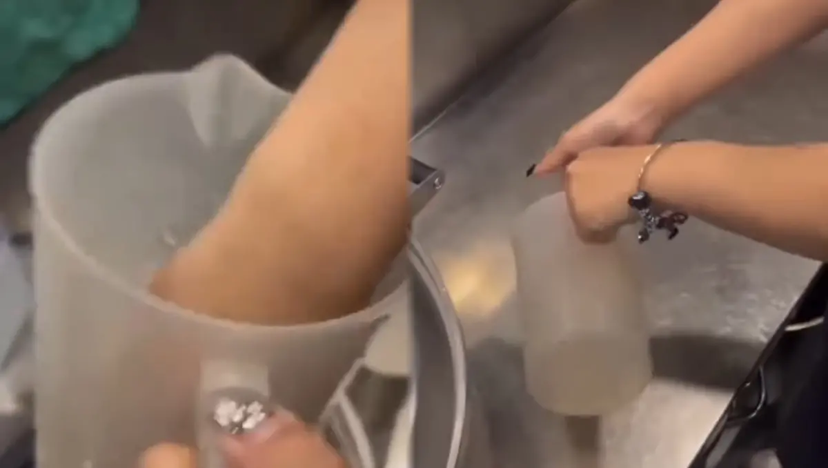 ▲14日晚間，新竹可不可關埔分店，有女店員因不滿客人在打烊前下訂飲料，在製作飲料時，在手上吐口水，再用手挖配料裝進杯子。（圖／翻攝畫面）