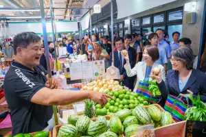 屏東西市場開幕　蕭美琴贈好彩頭祝大發利市
