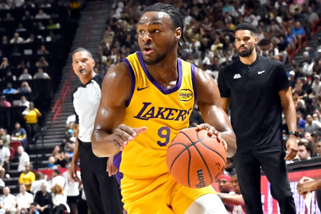 ▲Bronny James參加NBA官方舉辦的《決勝時刻：現代戰爭III》比賽，最終拿下冠軍，獲得冠軍腰帶、還帶走10000美元（約合台幣32.6萬）獎金。（圖／美聯社／達志影像）