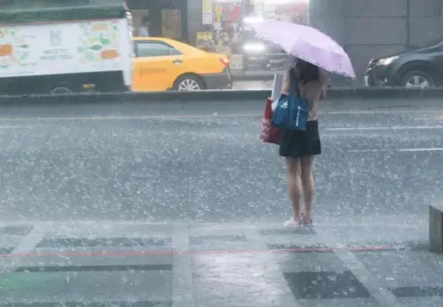 ▲中央氣象署發布「大雨特報」，提醒民眾對流導致的降雨可能一路延續至晚上。（圖／NOWnews資料照）