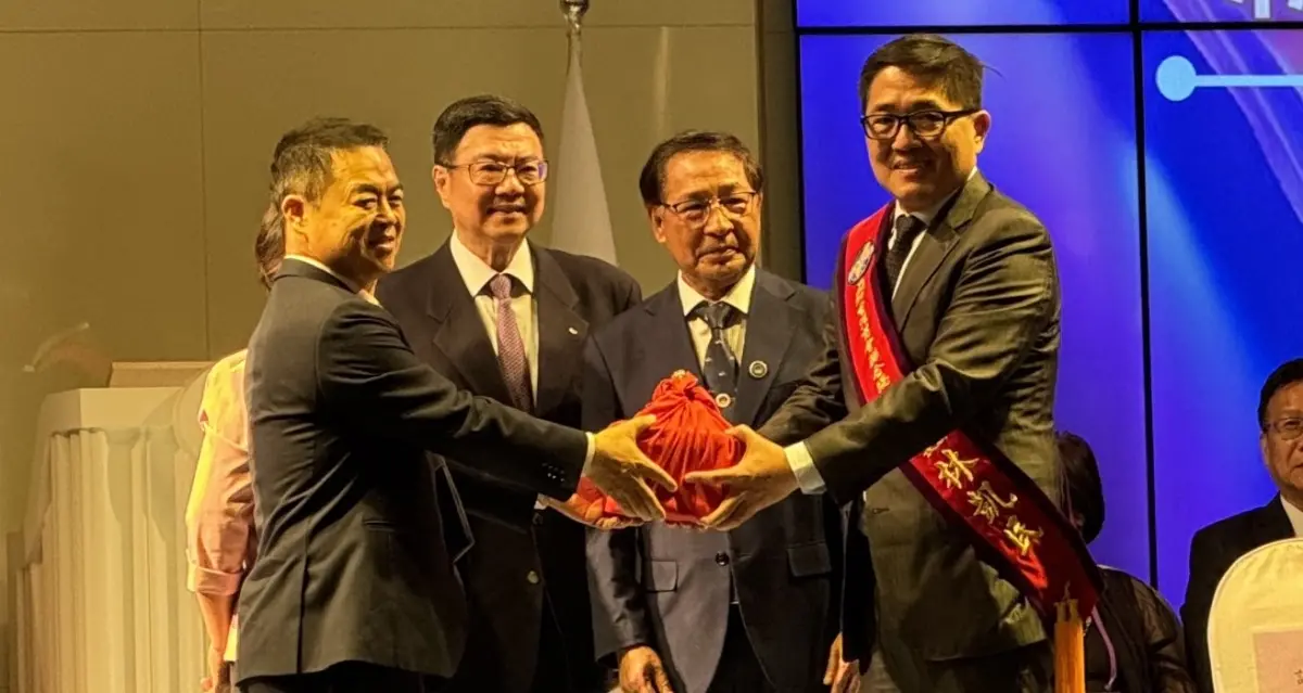 ▲行政院長卓榮泰（左二）今天出席亞洲台灣商會理監事聯席會議閉幕典禮。見證新舊會長交接。（圖／記者顏幸如攝，2024.07.16）