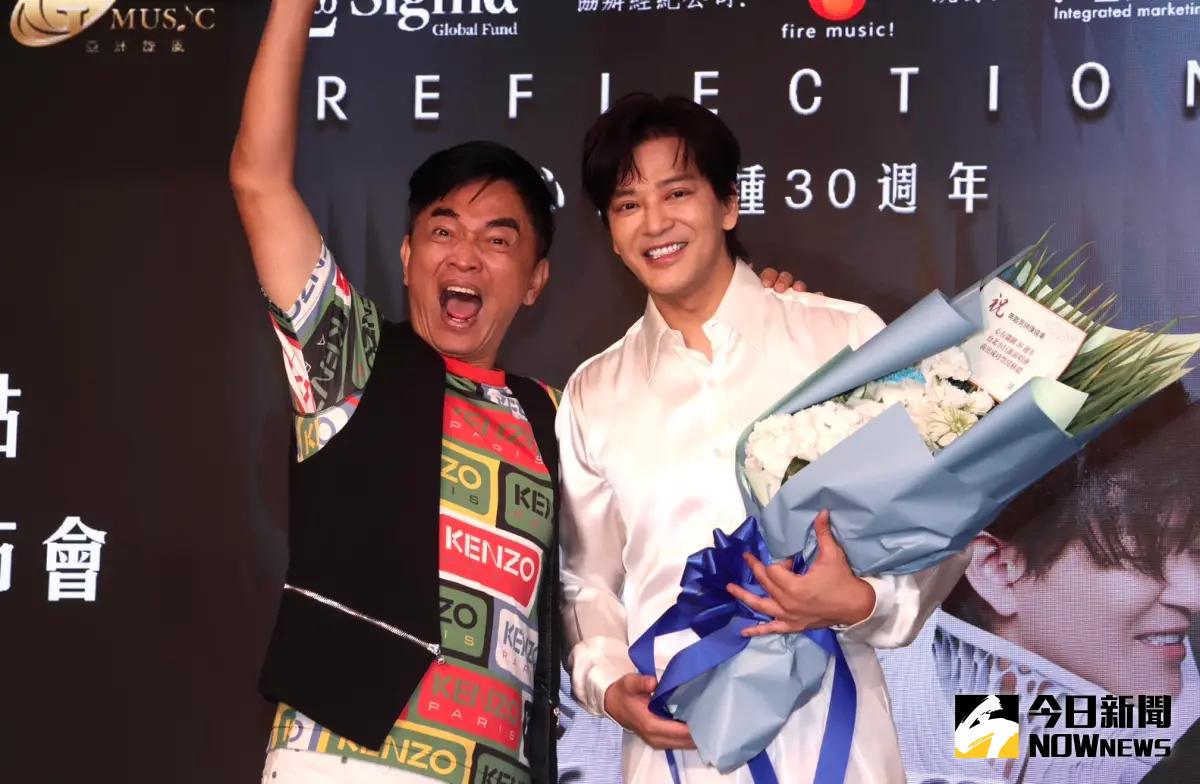 ▲吳宗憲（左）替陳曉東記者會站台，透露之後想在大巨蛋辦演唱會，接著突然開轟北市府「頭腦有問題」。（圖／記者朱永強攝影）