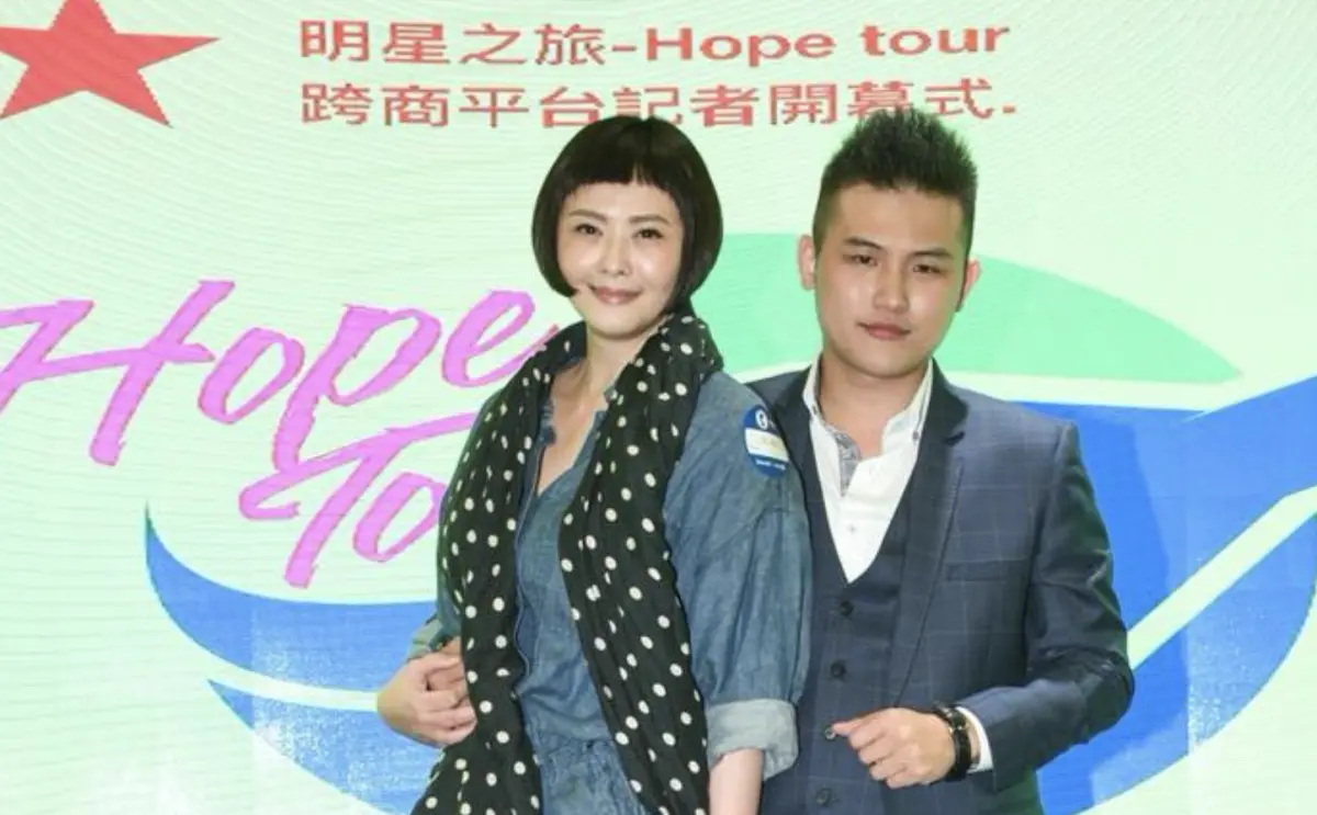 ▲蕭淑慎（左）和梁軒安（右）2017年結婚，梁軒安曾寫下賣身契，其中一條是「婚後互負忠誠義務」。（圖／翻攝自蕭淑慎臉書）