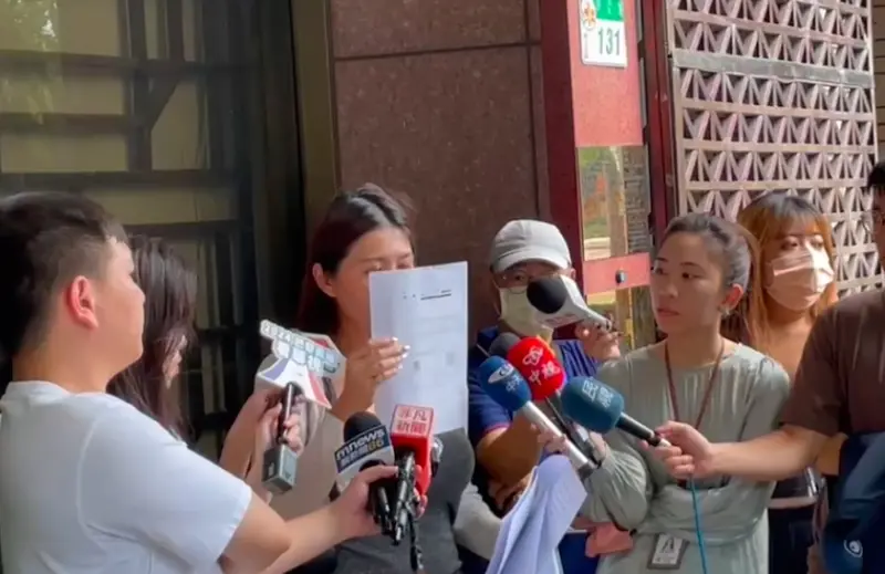 ▲Rina前往北檢按鈴申訴，控告梁軒安涉嫌性侵。（圖／Rina經紀人提供）