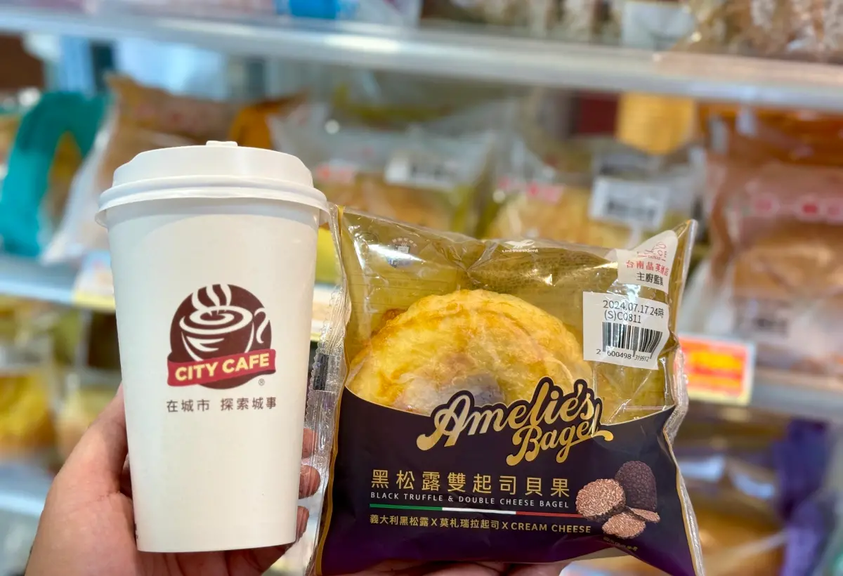 ▲7-11推出限定早餐優惠，門市購買指定三明治／貝果／大亨堡系列任一品項，加20元喝大杯美式、30元喝大杯拿鐵。（圖／7-11提供）