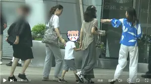 ▲章子怡帶兒子逛商場真實互動全被拍，母子互動相當有愛，不過有粉絲注意到章子怡身材略顯消瘦，惹網心疼。（圖 / 推理君江小宴微博）