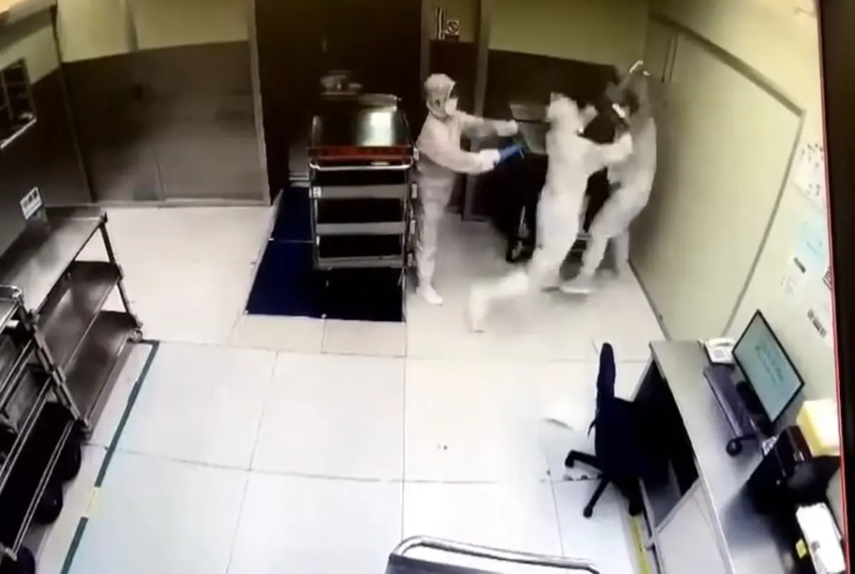 ▲一間位在竹南鎮的電子廠驚傳暴力事件，一名身穿工作衣的男子持不銹鋼椅多次攻擊同事。（圖／翻攝畫面）