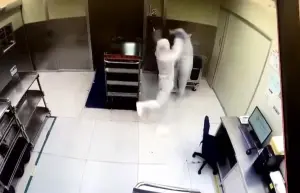 ▲竹南鎮一處電子廠驚傳暴力事件,2名員工疑似在上班時發生口角,其中一人遂抄起不銹鋼椅打人。(圖/翻攝畫面) ▲竹南鎮一處電子廠驚傳暴力事件,2名員工疑似在上班時發生口角,其中一人遂抄起不銹鋼椅打人。(圖/翻攝畫面)