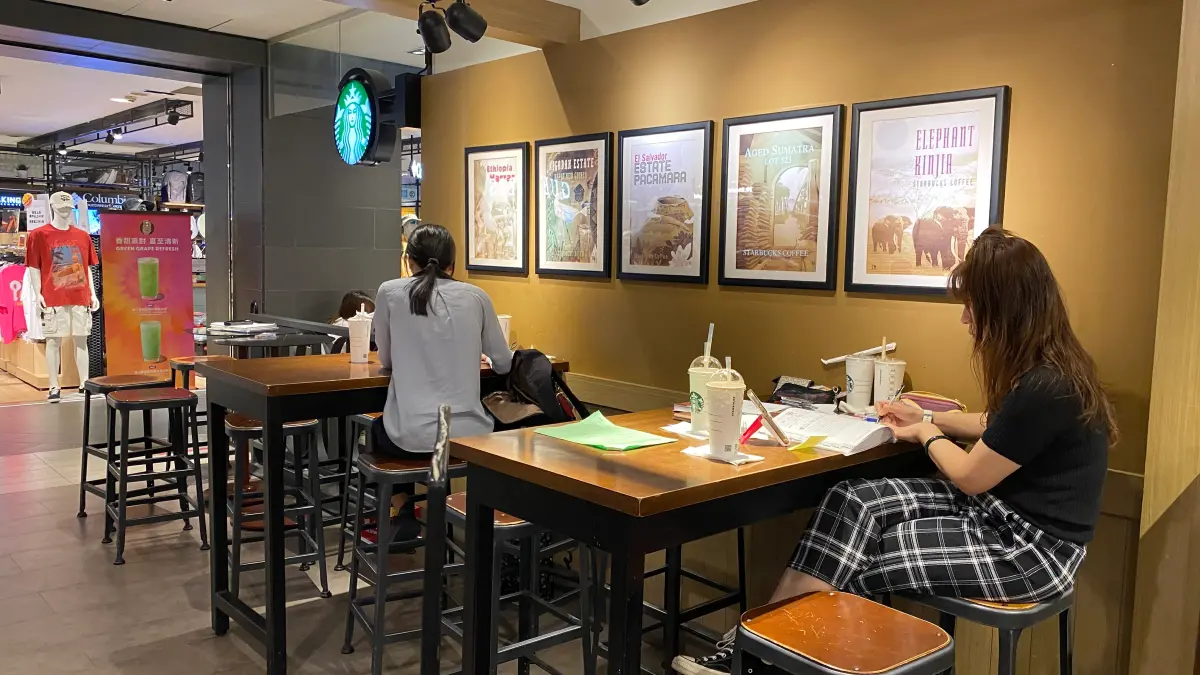 ▲星巴克經常都會有人在座位區讀書、辦公或者開小型會議等等，那麼到底星巴克的品牌定位是什麼？（圖／記者蕭涵云攝）