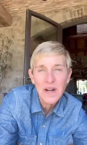 ▲主持人艾倫狄珍妮(Ellen Degeneres)是史上第一位主持過奧斯卡、葛萊美與艾美獎的主持人,不料她被工作人員爆料私下對待員工的態度跟在節目上的形象完全不同,形象大受打擊。(圖/Ellen Degeneres IG) ▲主持人艾倫狄珍妮(Ellen Degeneres)是史上第一位主持過奧斯卡、葛萊美與艾美獎的主持人,不料她被工作人員爆料私下對待員工的態度跟在節目上的形象完全不同,形象大受打擊。(圖/Ellen Degeneres IG)