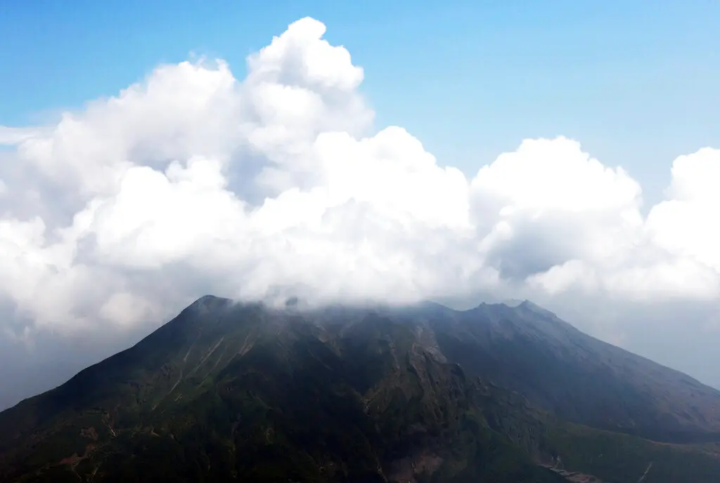 ▲日本櫻島火山當地時間14日下午6時過後噴發，火山灰直衝4500公尺高空。資料照。（圖／美聯社／達志影像）