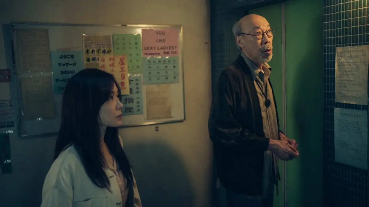 ▲79歲港星馮淬帆（右）因演出「五福星」犀牛皮廣為人知，罕見再演電影《鬼們之蝴蝶大廈》化身管理員，成為一大亮點。（圖／松露文化創意有限公司）