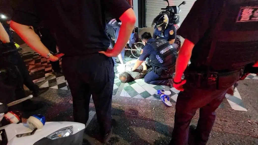 ▲花蓮吳姓男子疑因不滿遭盤查，竟當場掏出美工刀揮砍警員，所幸最終仍被壓制逮捕。（圖／翻攝畫面）