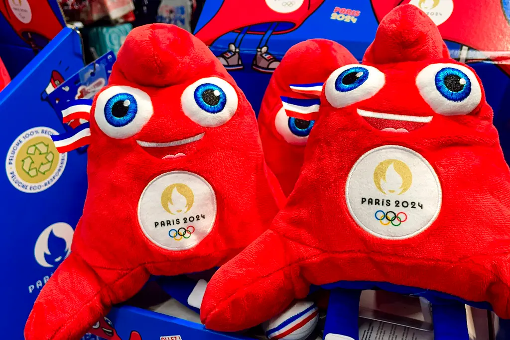 ▲2024 巴黎奧運的吉祥物「弗里吉 Phryges」像是一隻紅色小鳥，但它其實是以「弗里吉亞帽 Phrygian cap」為靈感塑造的吉祥物，弗里吉亞帽為法國國家代表性人物瑪麗安娜所佩戴，弗里吉除了是巴黎奧運的吉祥物，也是殘奧的吉祥物。（圖／美聯社／達志影像）