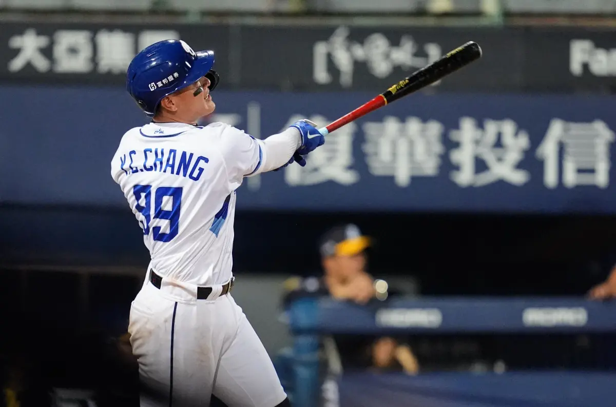 ▲富邦悍將選秀狀元「國防部長」張育成擊出中職生涯首轟，率隊擊敗中信兄弟，首度拿下單場MVP。（圖／富邦悍將提供）