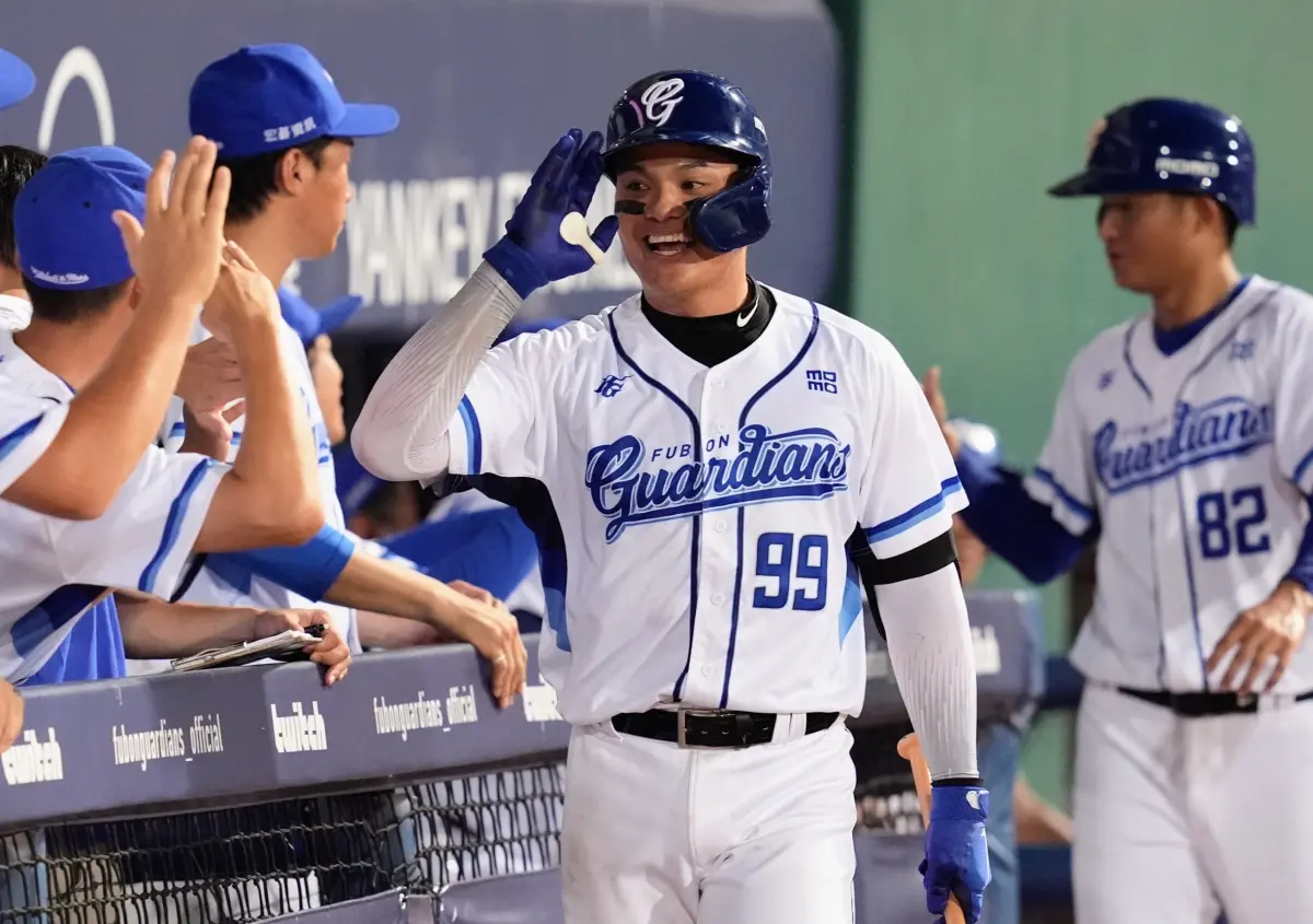 ▲富邦悍將選秀狀元「國防部長」張育成擊出中職生涯首轟。（圖／富邦悍將提供）