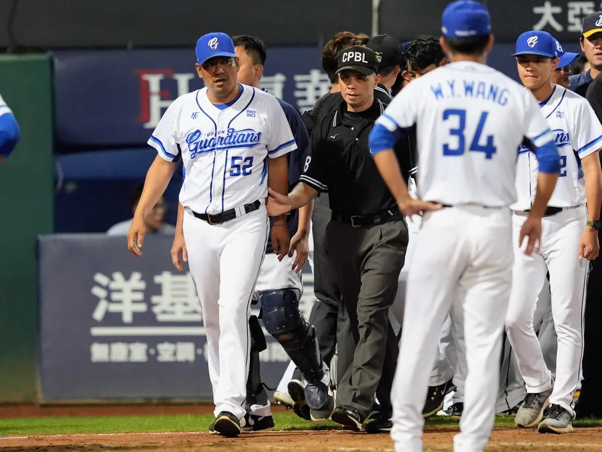 ▲富邦總教練陳金鋒不滿連續頭部近身球，引發雙方板凳清空大場面，張育成也一起衝進場內。（圖／富邦悍將提供）