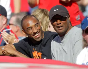 Joe Bryant(右)前NBA湖人隊球星Kobe Bryant的父親,因病過世,享年69歲。 ▲Joe Bryant(右)前NBA湖人隊球星Kobe Bryant的父親,因病過世,享年69歲。(圖/美聯社/達志影像)
