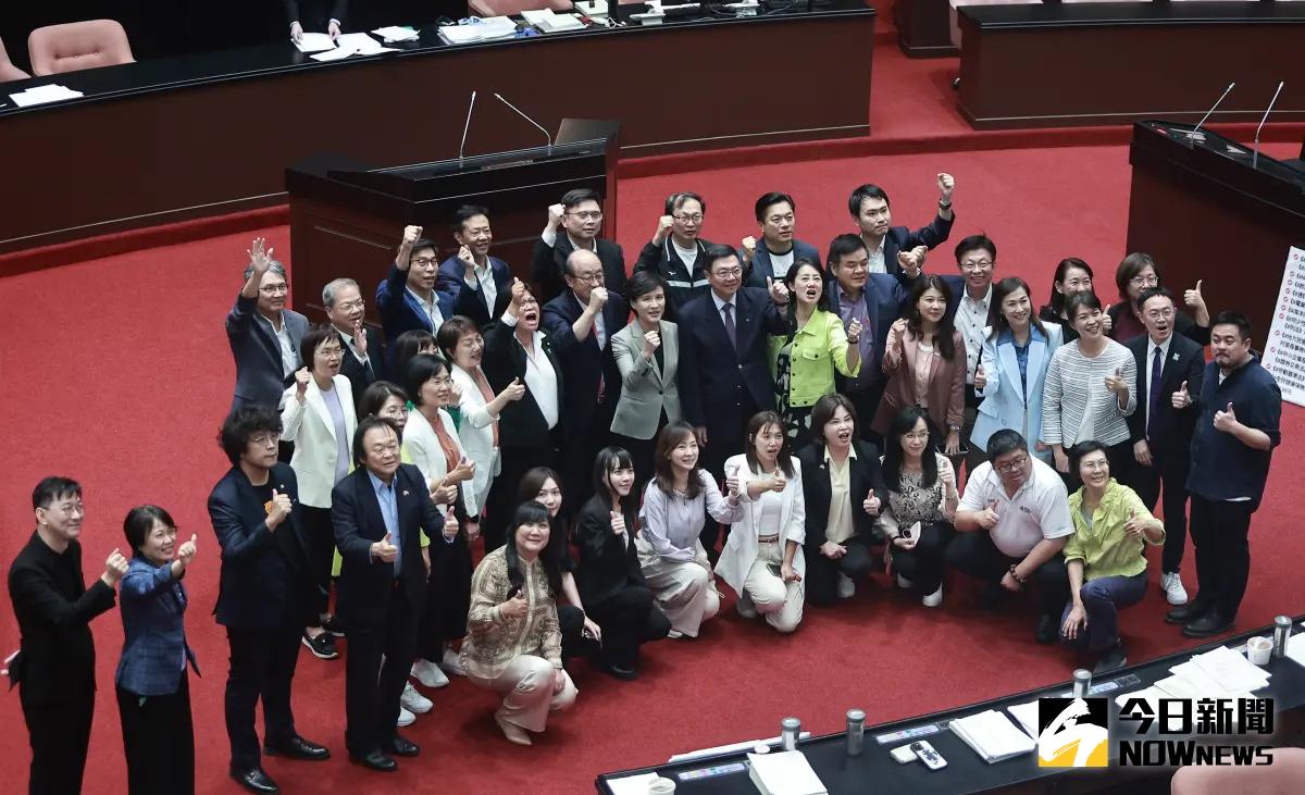 ▲立法院第11屆第1會期正式結束，行政院長卓榮泰和副院長鄭麗君前來和民進黨團立委們拍攝大合照。（圖／記者葉政勳攝）