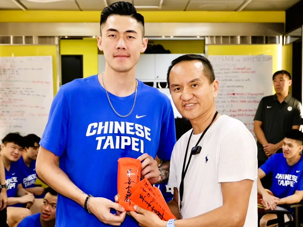 ▲中華男籃領隊常如山(右)，大方送上105萬獎金，盼能提升全隊士氣。愛爾麗集團提供