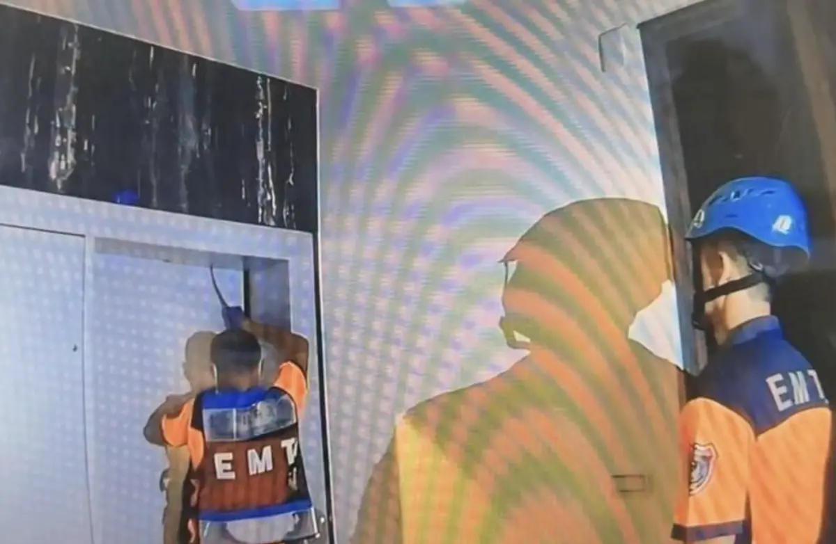 ▲台南夫妻受困電梯2天，所幸救出後無大礙。（圖／翻攝畫面）