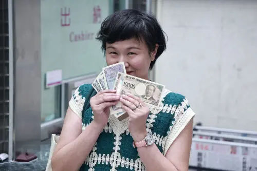 日圓新版鈔票在台灣也換得到,今(17)日一早就有民眾到台銀總行換日幣,搶先拿到新版鈔,還特別聞了一下。(圖/記者葉政勳攝) ▲日圓新版鈔票在台灣也換得到,今(17)日一早就有民眾到台銀總行換日幣,搶先拿到新版鈔,還特別聞了一下。(圖/記者葉政勳攝)