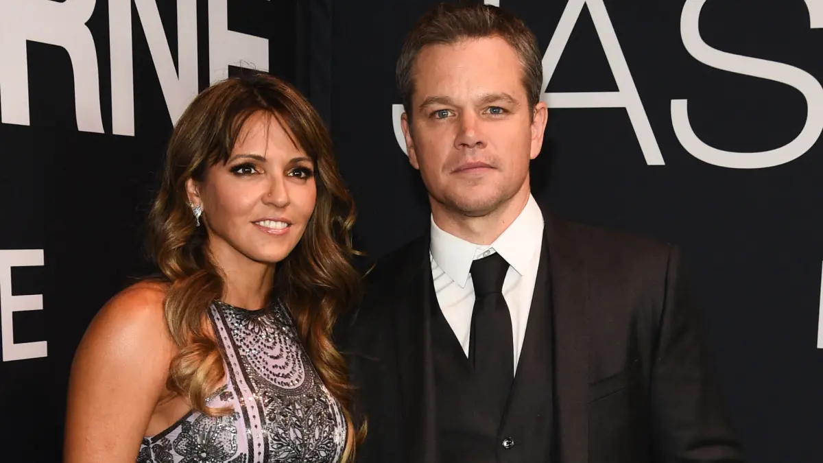 ▲麥特戴蒙（右）與老婆露西安娜一家六口到希臘度假，竟遇上「炸彈威脅」事件，4千遊客緊急逃命，所幸最後警方證實只是惡作劇。（圖／美聯社／達志影像）