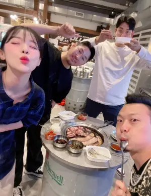 ▲在2023年時,200公分的工作人員就被目擊到他替李多慧剝芒果皮,還跟李多慧你一口、我一口的一起吃芒果,大方交換口水。(圖/山G哥IG) ▲在2023年時,200公分的工作人員就被目擊到他替李多慧剝芒果皮,還跟李多慧你一口、我一口的一起吃芒果,大方交換口水。(圖/山G哥IG)