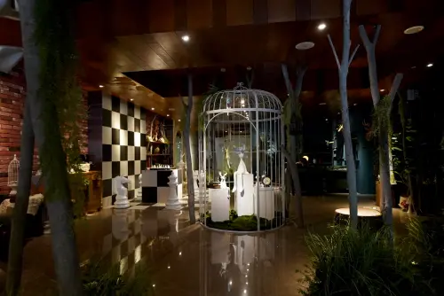 ▲「路境行旅 臺南西門館」以魔幻文青風格打造大廳，設置6種奇幻場景深化住宿體驗。（圖／小鹿文娛提供）