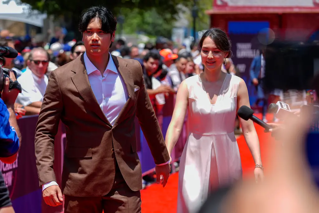 ▲大谷翔平在明星賽後，透露沒有帶愛犬「彈額頭」Decopin一起走紅毯的原因，是擔心上廁所不方便，所以最好選擇在西裝內襯繡上愛犬。（圖／美聯社／達志影像）