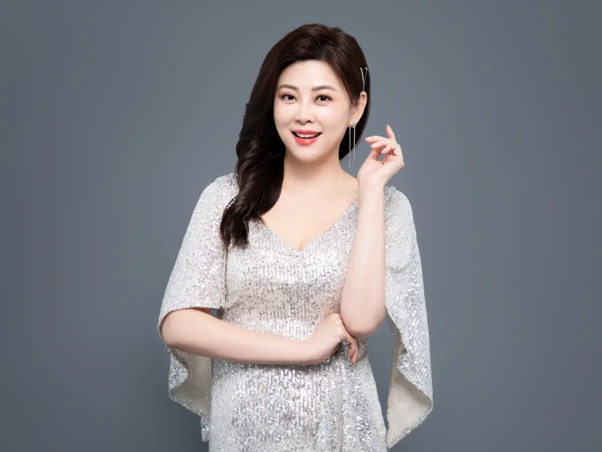 ▲「八點檔女神」51歲方馨和圈外老公Michael結婚9年依舊像熱戀，放閃保鮮婚姻祕訣。（圖／火星生技提供）