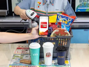 憑icash 2.0、icash Pay、OPEN錢包等上述三種支付方式,全額支付滿222元立折22元,滿999元立折110元,單筆最高立折上限550元,相當於低於半價爽喝咖啡。(圖/7-11提供) ▲ 憑icash 2.0、icash Pay、OPEN錢包等上述三種支付方式,全額支付滿222元立折22元,滿999元立折110元,單筆最高立折上限550元,相當於低於半價爽喝咖啡。(圖/7-11提供)